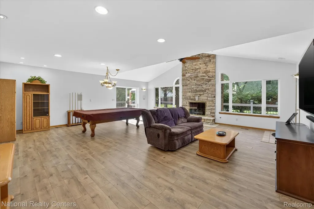 35037 Ellen Court Livonia City MI 48154