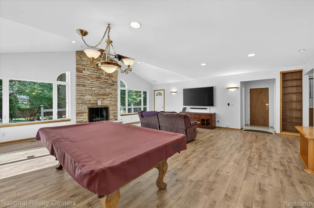 35037 Ellen Court Livonia City MI 48154