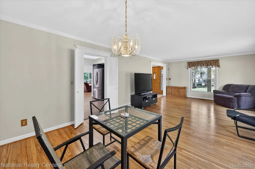 35037 Ellen Court Livonia City MI 48154