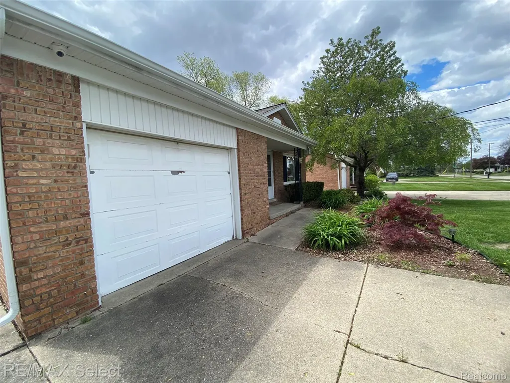 607 W Girard Avenue Madison Heights City MI 48071