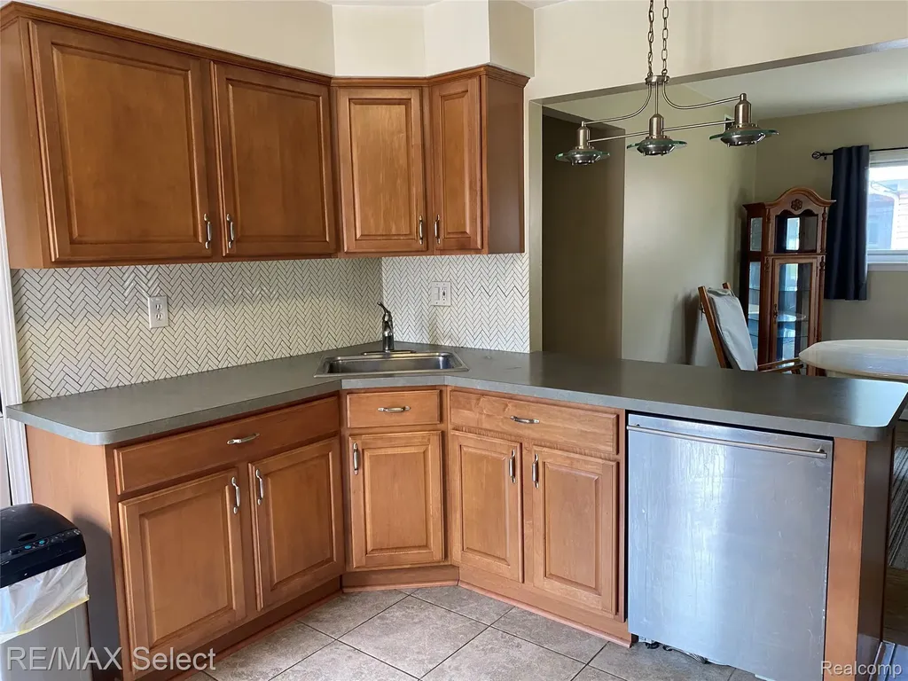 607 W Girard Avenue Madison Heights City MI 48071