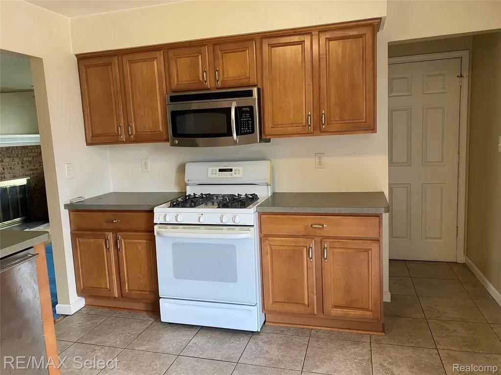 607 W Girard Avenue Madison Heights City MI 48071