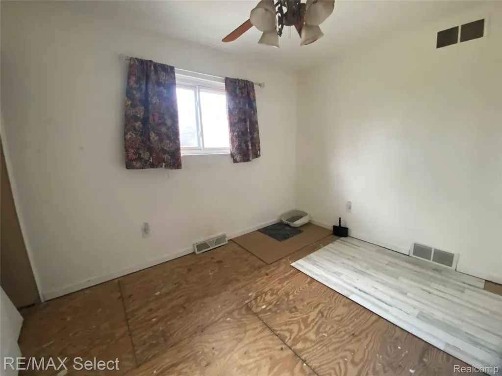 607 W Girard Avenue Madison Heights City MI 48071