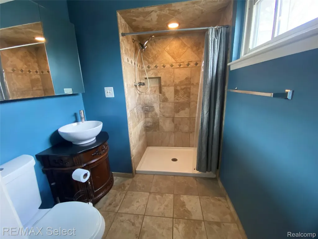 607 W Girard Avenue Madison Heights City MI 48071