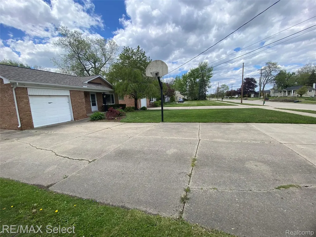 607 W Girard Avenue Madison Heights City MI 48071