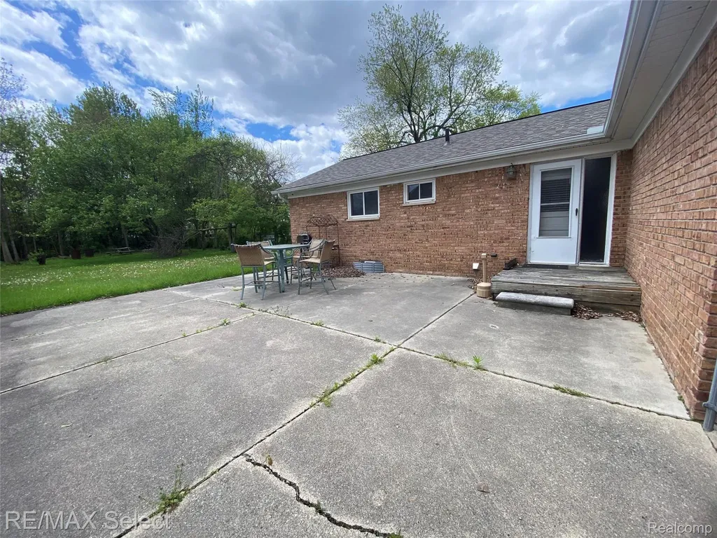 607 W Girard Avenue Madison Heights City MI 48071