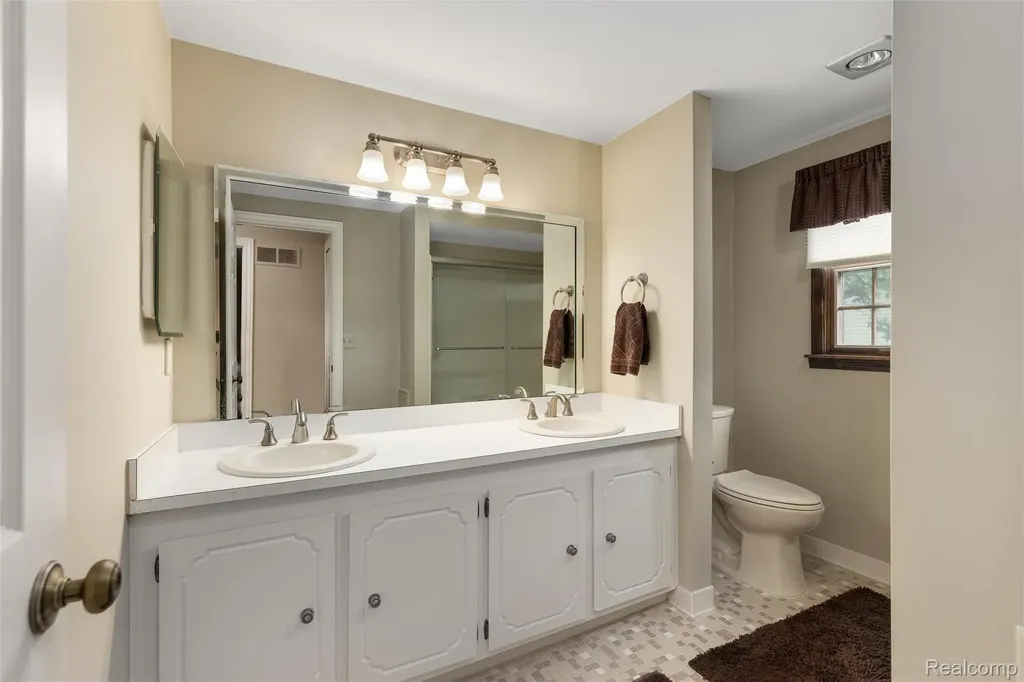 34062 Inverarry Court Sterling Heights City MI 48312