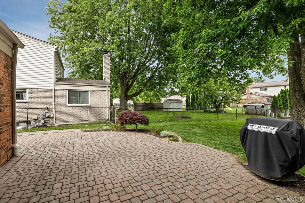 34062 Inverarry Court Sterling Heights City MI 48312