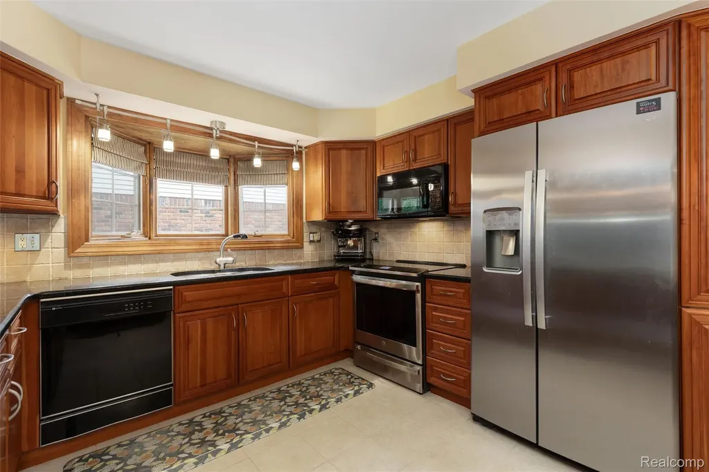 34062 Inverarry Court Sterling Heights City MI 48312