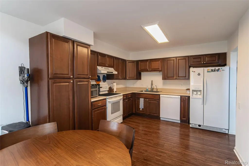 5590 Hillcrest Circle W West Bloomfield Charter Township MI 48322