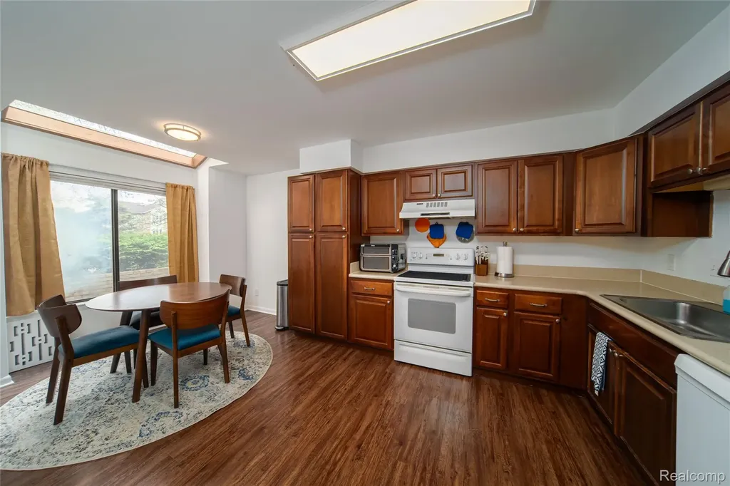 5590 Hillcrest Circle W West Bloomfield Charter Township MI 48322