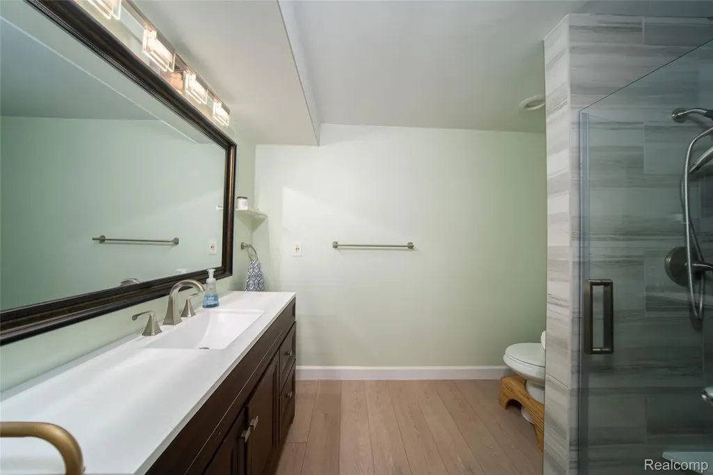 5590 Hillcrest Circle W West Bloomfield Charter Township MI 48322