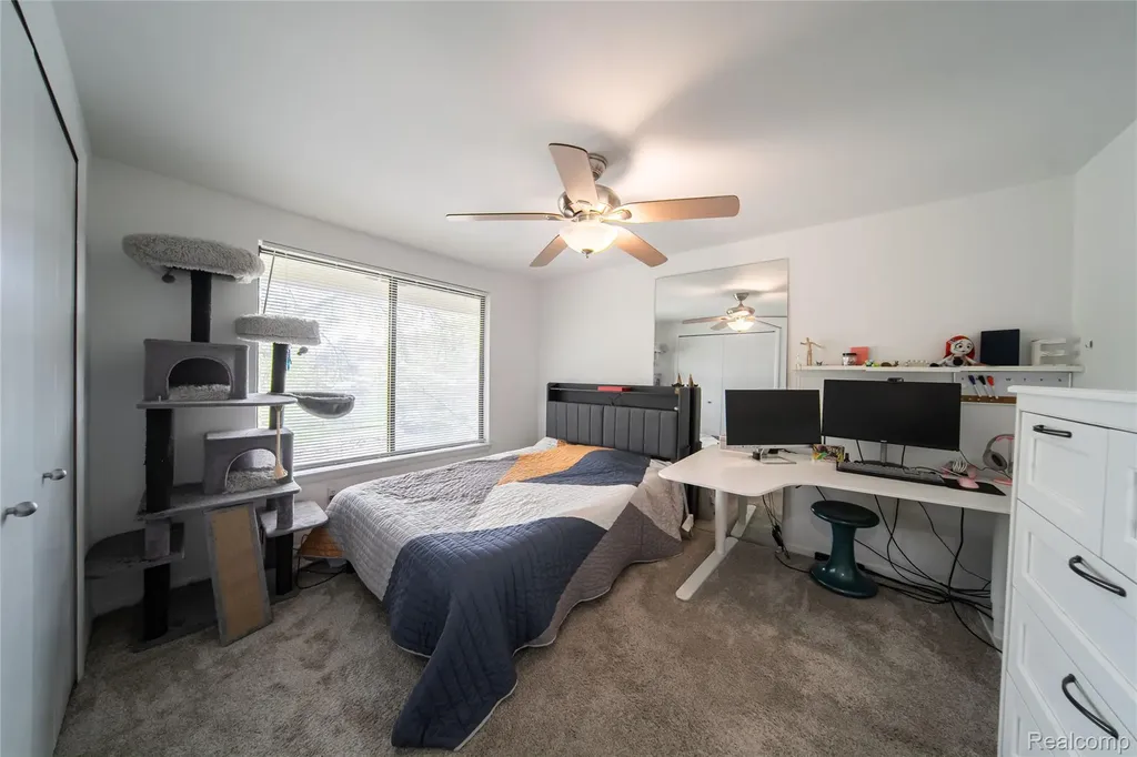 5590 Hillcrest Circle W West Bloomfield Charter Township MI 48322