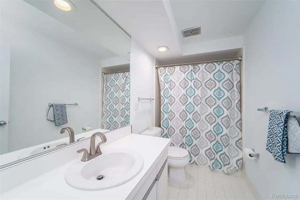5590 Hillcrest Circle W West Bloomfield Charter Township MI 48322