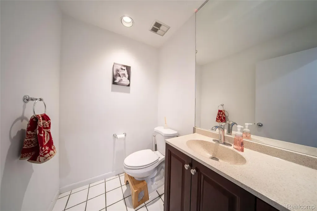 5590 Hillcrest Circle W West Bloomfield Charter Township MI 48322