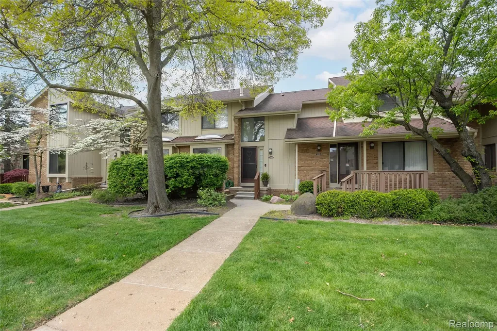5590 Hillcrest Circle W West Bloomfield Charter Township MI 48322