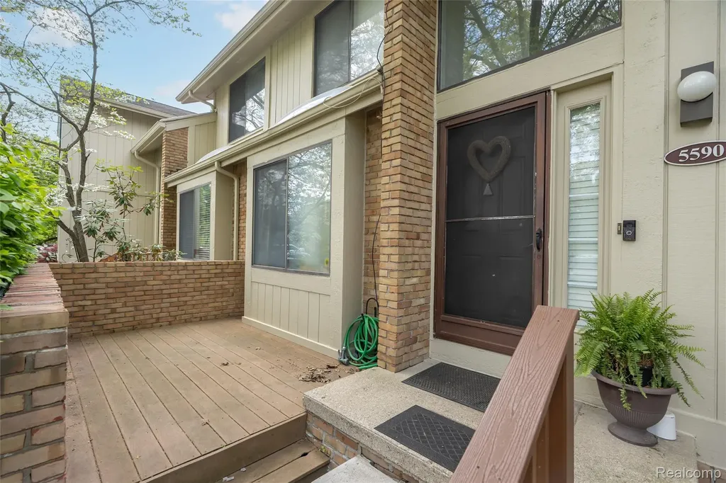 5590 Hillcrest Circle W West Bloomfield Charter Township MI 48322