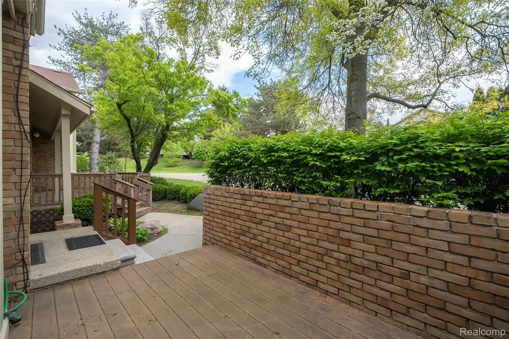 5590 Hillcrest Circle W West Bloomfield Charter Township MI 48322