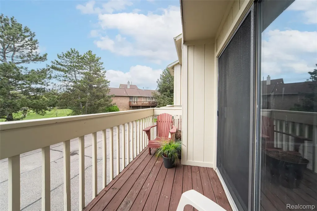 5590 Hillcrest Circle W West Bloomfield Charter Township MI 48322
