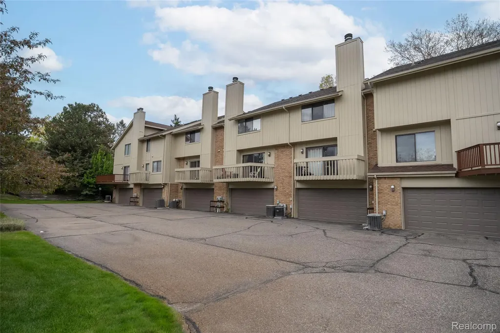 5590 Hillcrest Circle W West Bloomfield Charter Township MI 48322