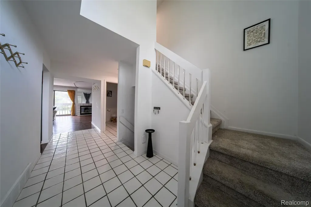 5590 Hillcrest Circle W West Bloomfield Charter Township MI 48322
