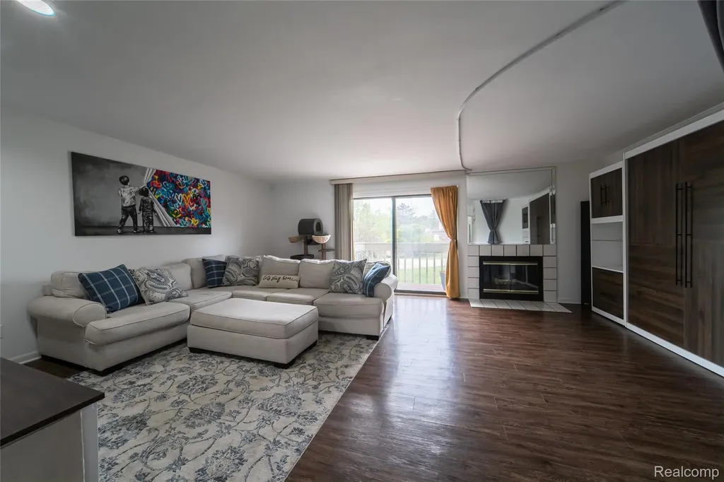 5590 Hillcrest Circle W West Bloomfield Charter Township MI 48322