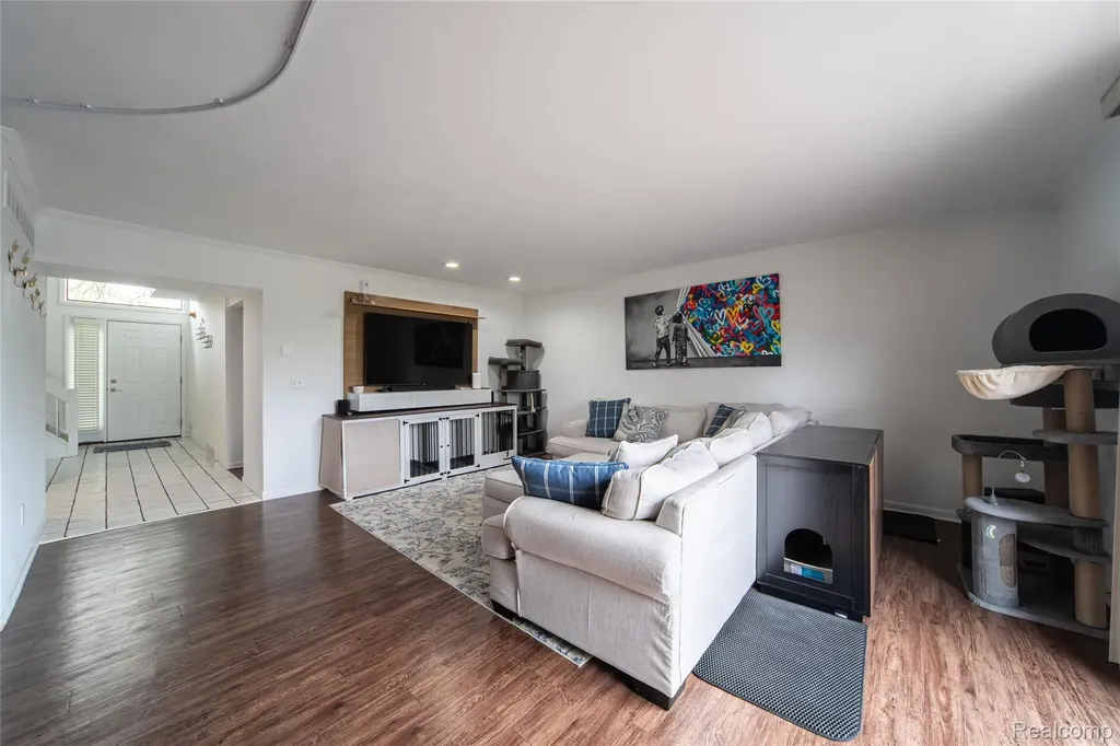 5590 Hillcrest Circle W West Bloomfield Charter Township MI 48322