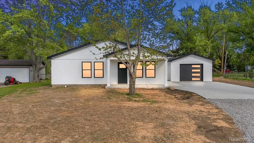 6165 Woodsdale Drive Grand Blanc Charter Township MI 48439