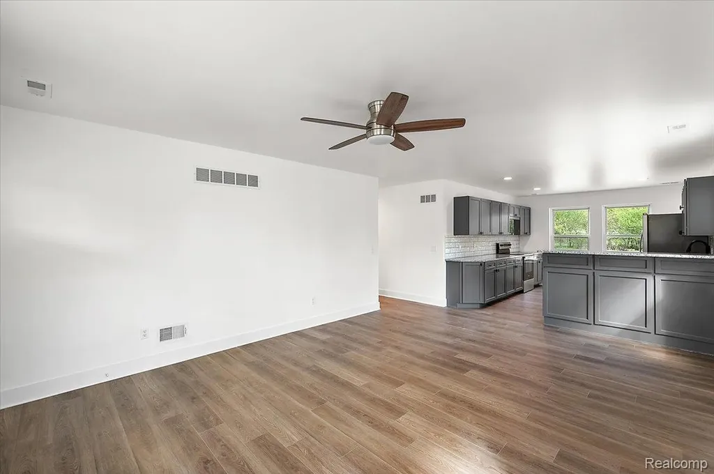 6165 Woodsdale Drive Grand Blanc Charter Township MI 48439