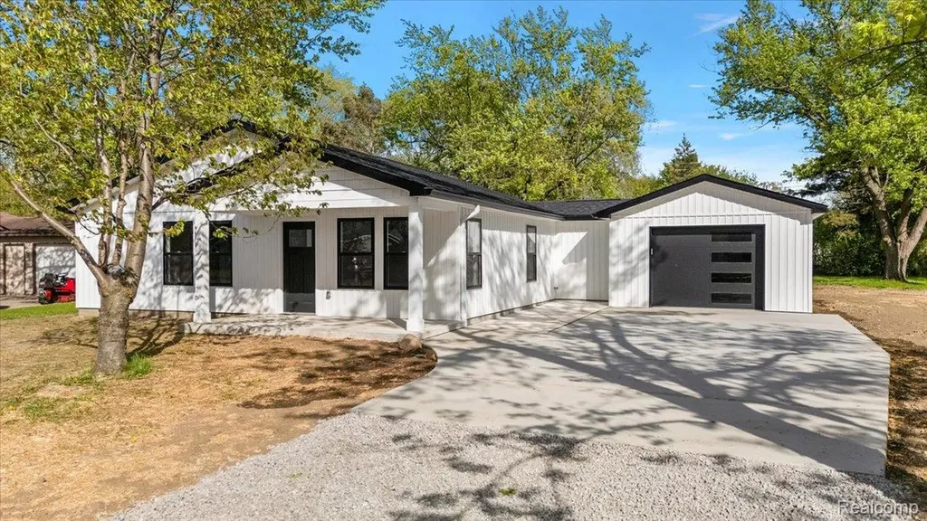 6165 Woodsdale Drive Grand Blanc Charter Township MI 48439