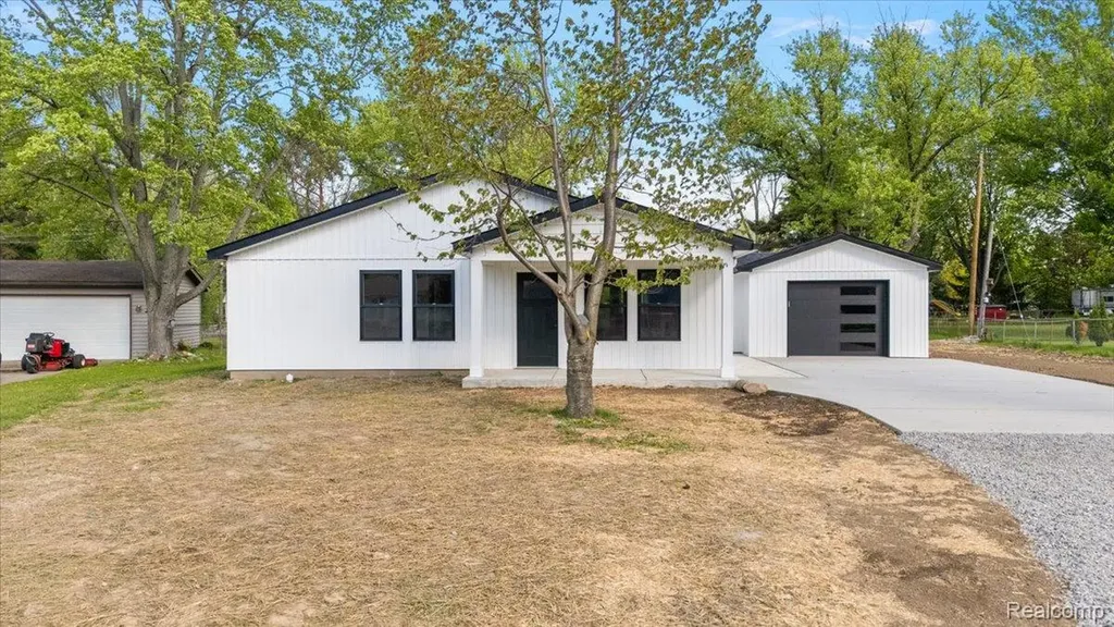 6165 Woodsdale Drive Grand Blanc Charter Township MI 48439