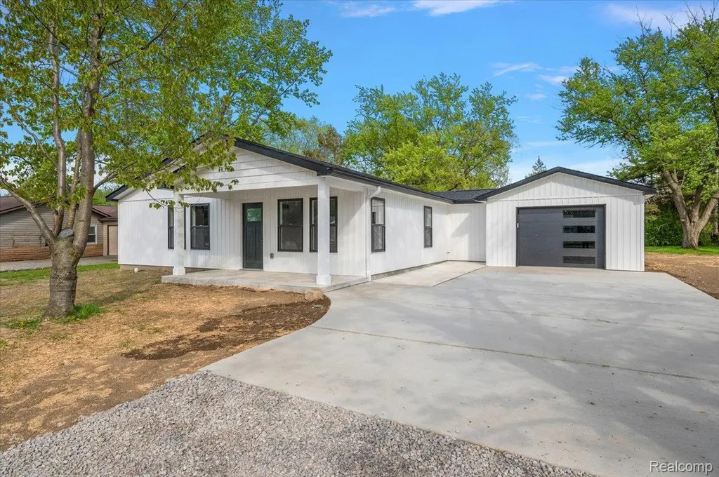 6165 Woodsdale Drive Grand Blanc Charter Township MI 48439