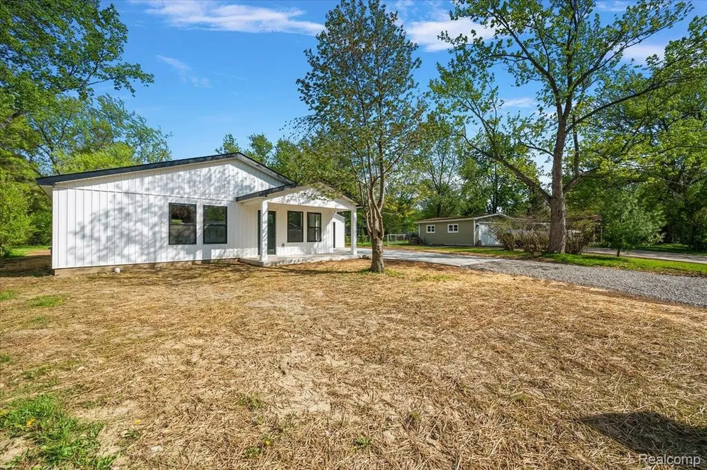 6165 Woodsdale Drive Grand Blanc Charter Township MI 48439