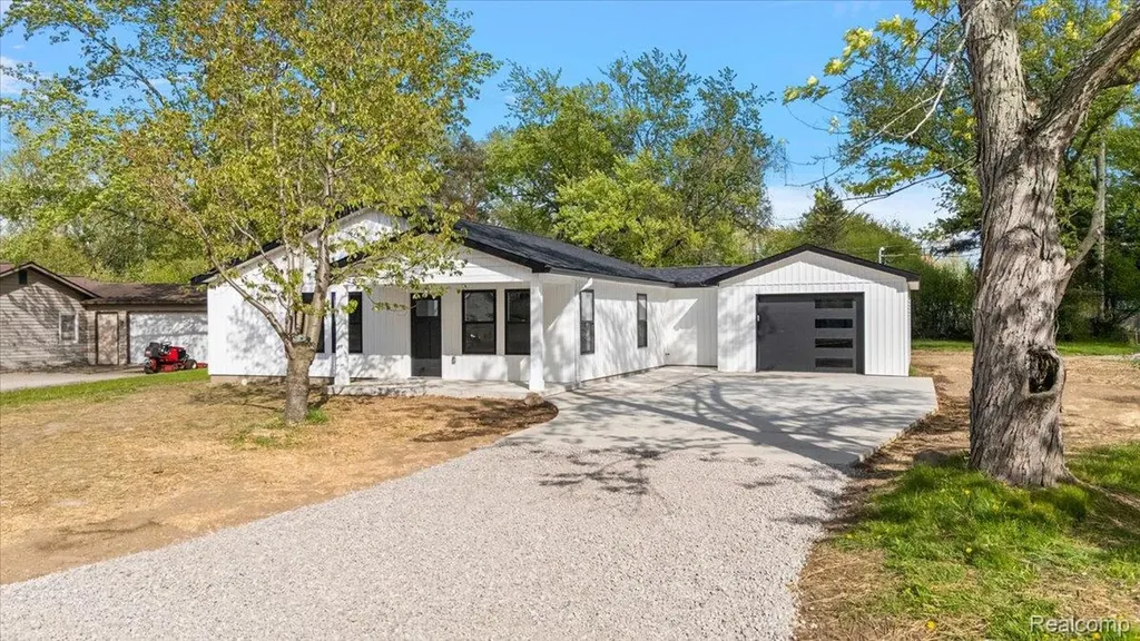 6165 Woodsdale Drive Grand Blanc Charter Township MI 48439
