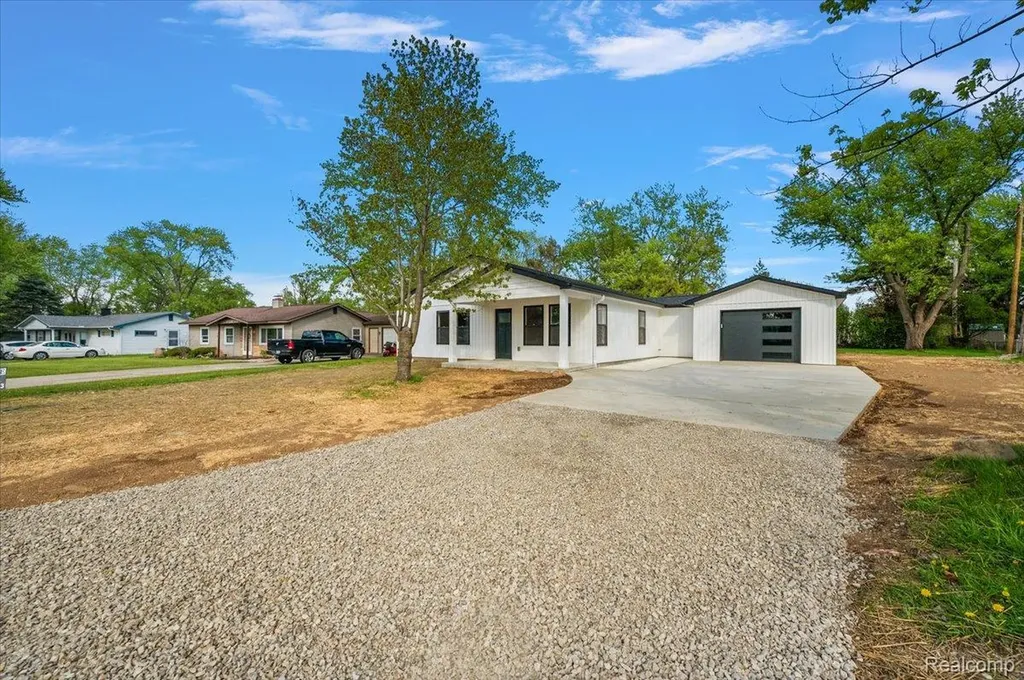 6165 Woodsdale Drive Grand Blanc Charter Township MI 48439