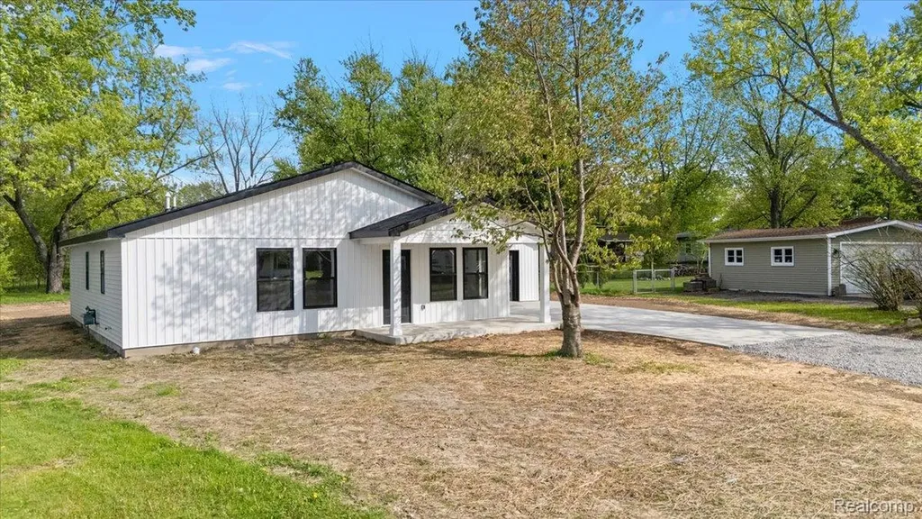 6165 Woodsdale Drive Grand Blanc Charter Township MI 48439