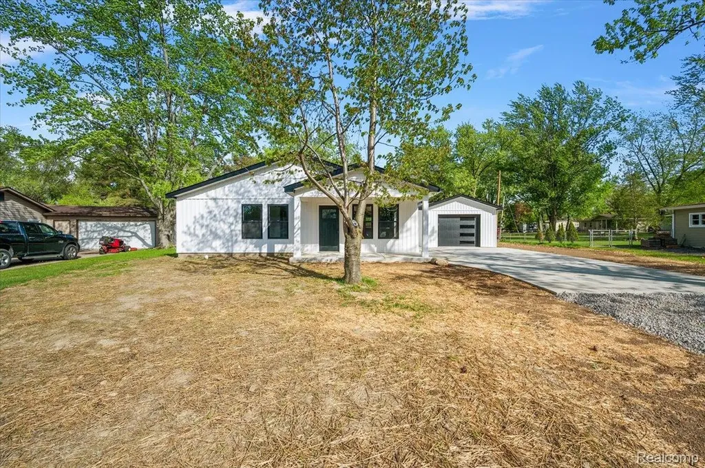 6165 Woodsdale Drive Grand Blanc Charter Township MI 48439