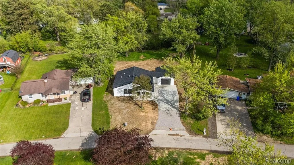 6165 Woodsdale Drive Grand Blanc Charter Township MI 48439