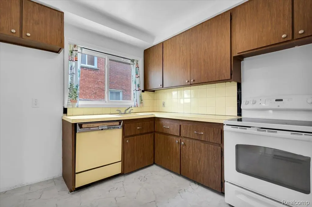 15621 Hanfor Avenue Allen Park City MI 48101