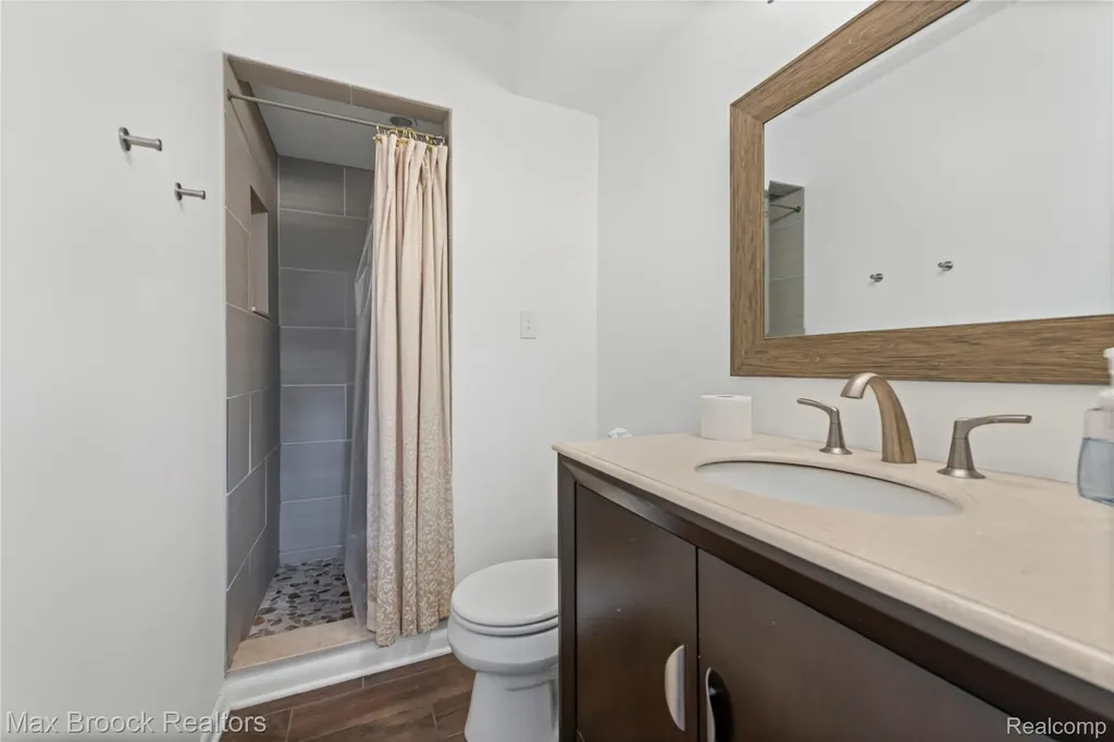 2665 Middlebelt Road West Bloomfield Charter Township MI 48324