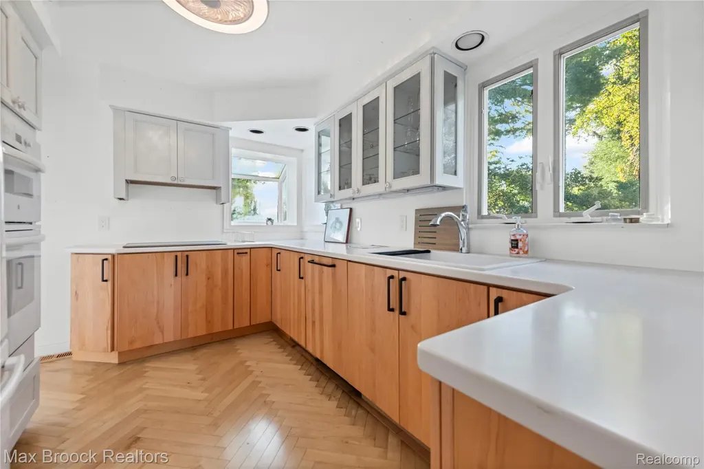 2665 Middlebelt Road West Bloomfield Charter Township MI 48324