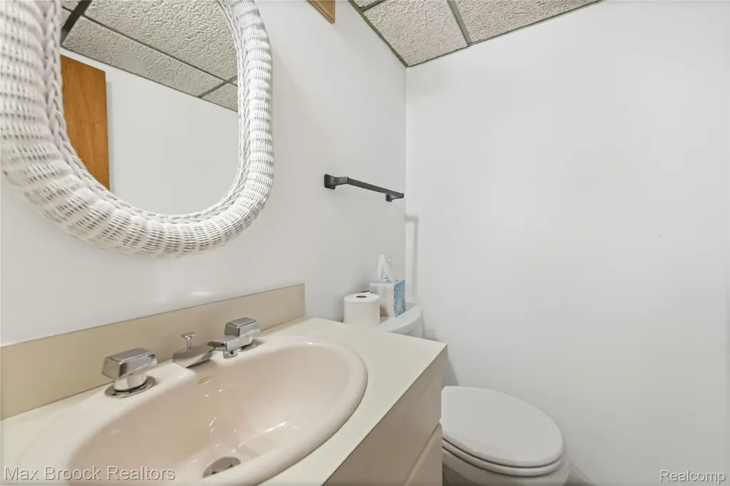 2665 Middlebelt Road West Bloomfield Charter Township MI 48324
