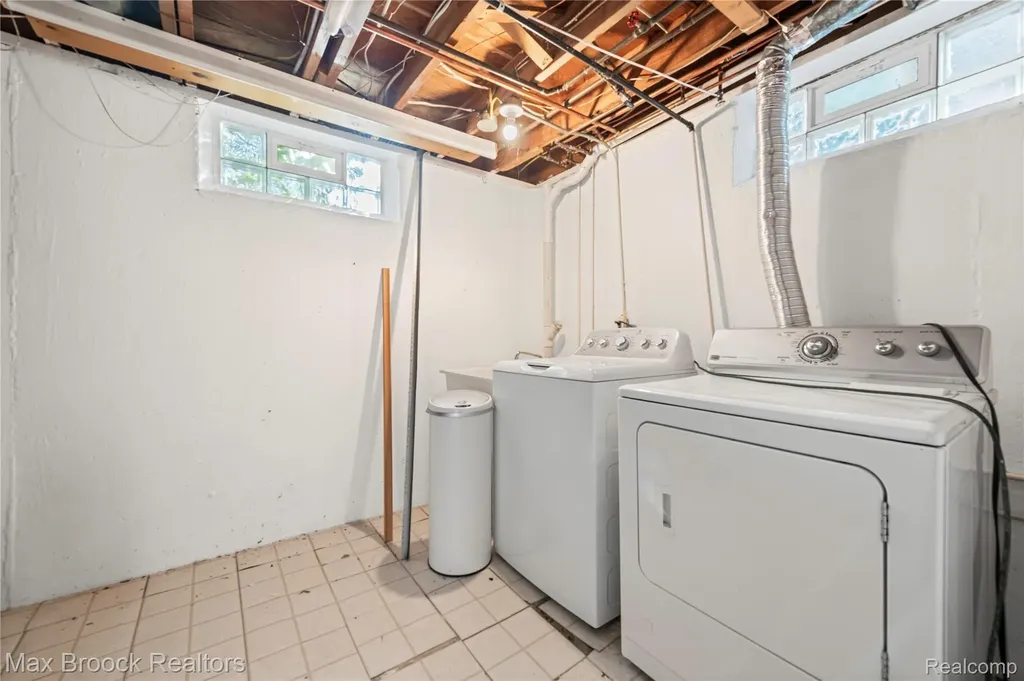 2665 Middlebelt Road West Bloomfield Charter Township MI 48324