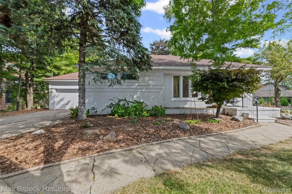 2665 Middlebelt Road West Bloomfield Charter Township MI 48324