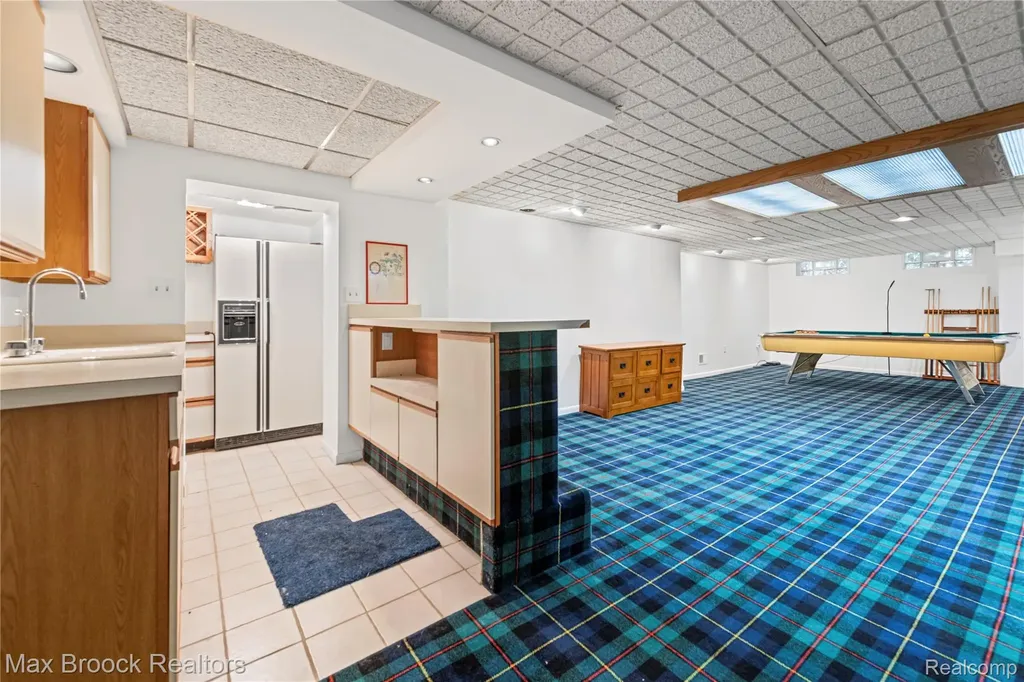 2665 Middlebelt Road West Bloomfield Charter Township MI 48324