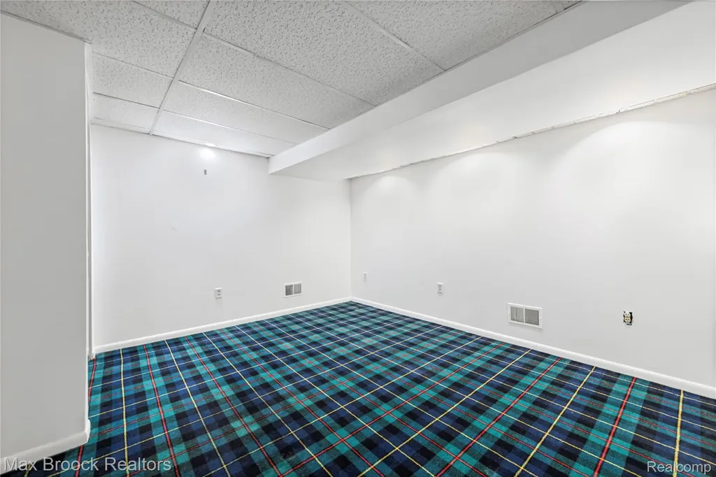2665 Middlebelt Road West Bloomfield Charter Township MI 48324