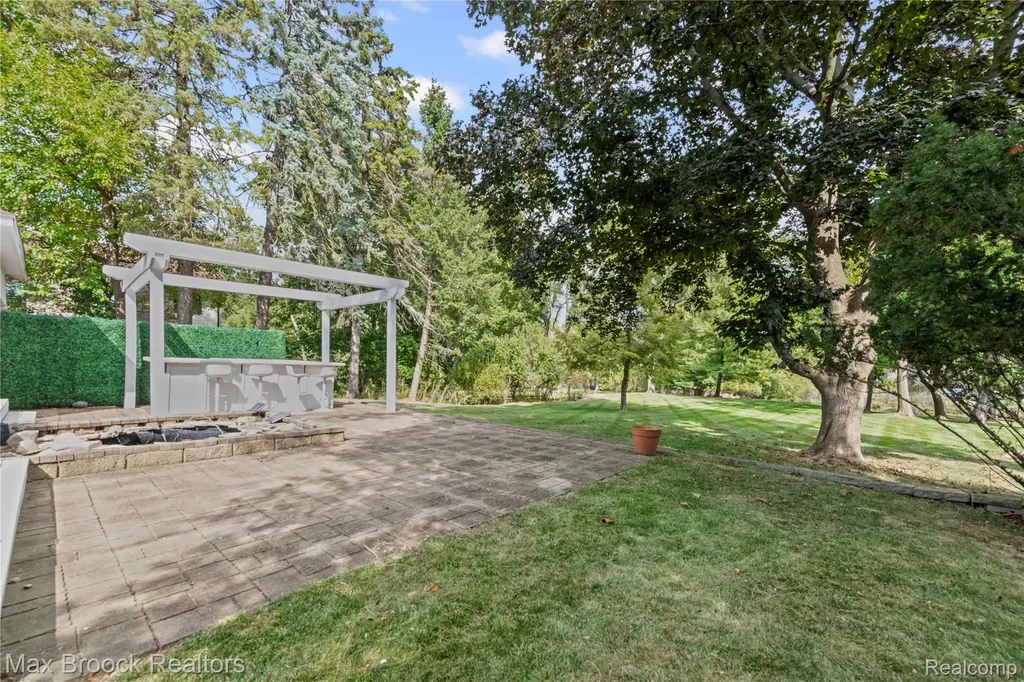 2665 Middlebelt Road West Bloomfield Charter Township MI 48324