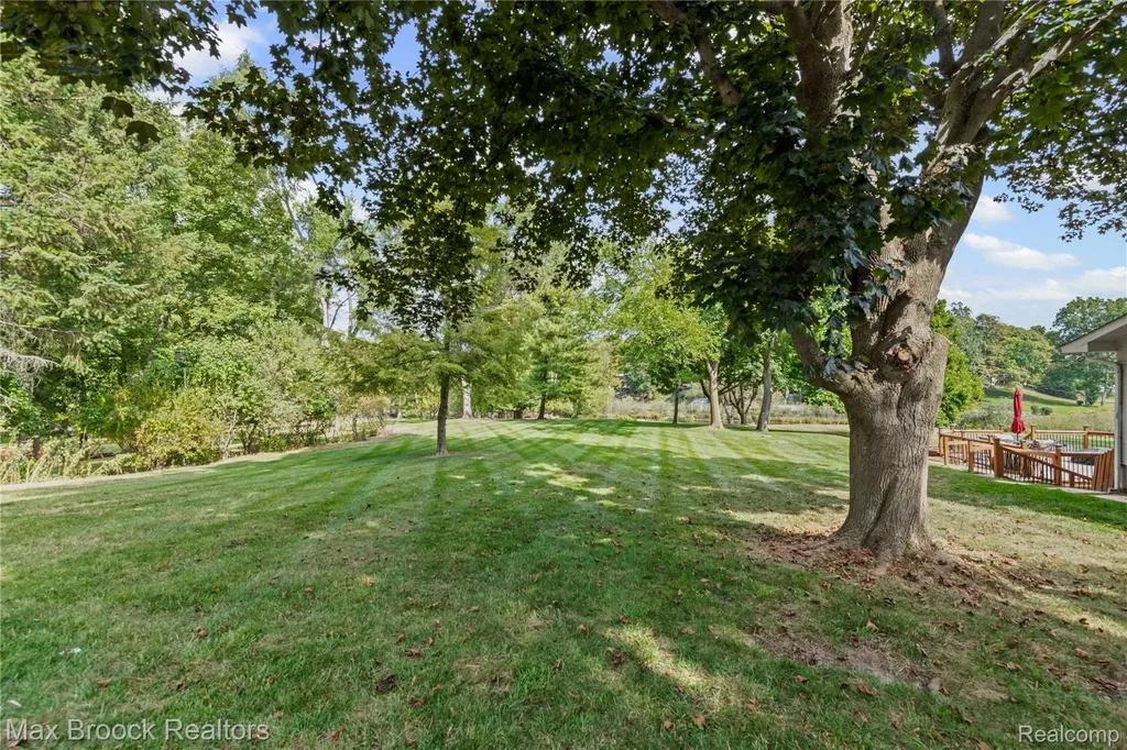 2665 Middlebelt Road West Bloomfield Charter Township MI 48324