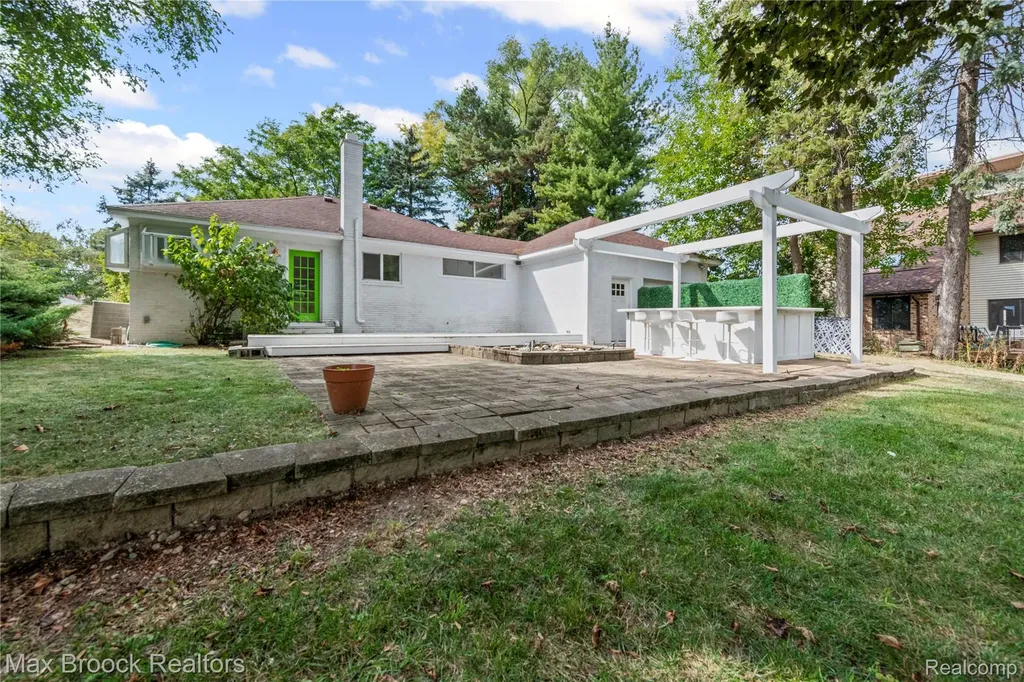 2665 Middlebelt Road West Bloomfield Charter Township MI 48324