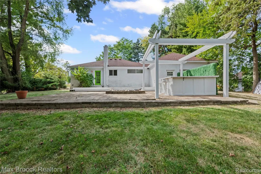 2665 Middlebelt Road West Bloomfield Charter Township MI 48324